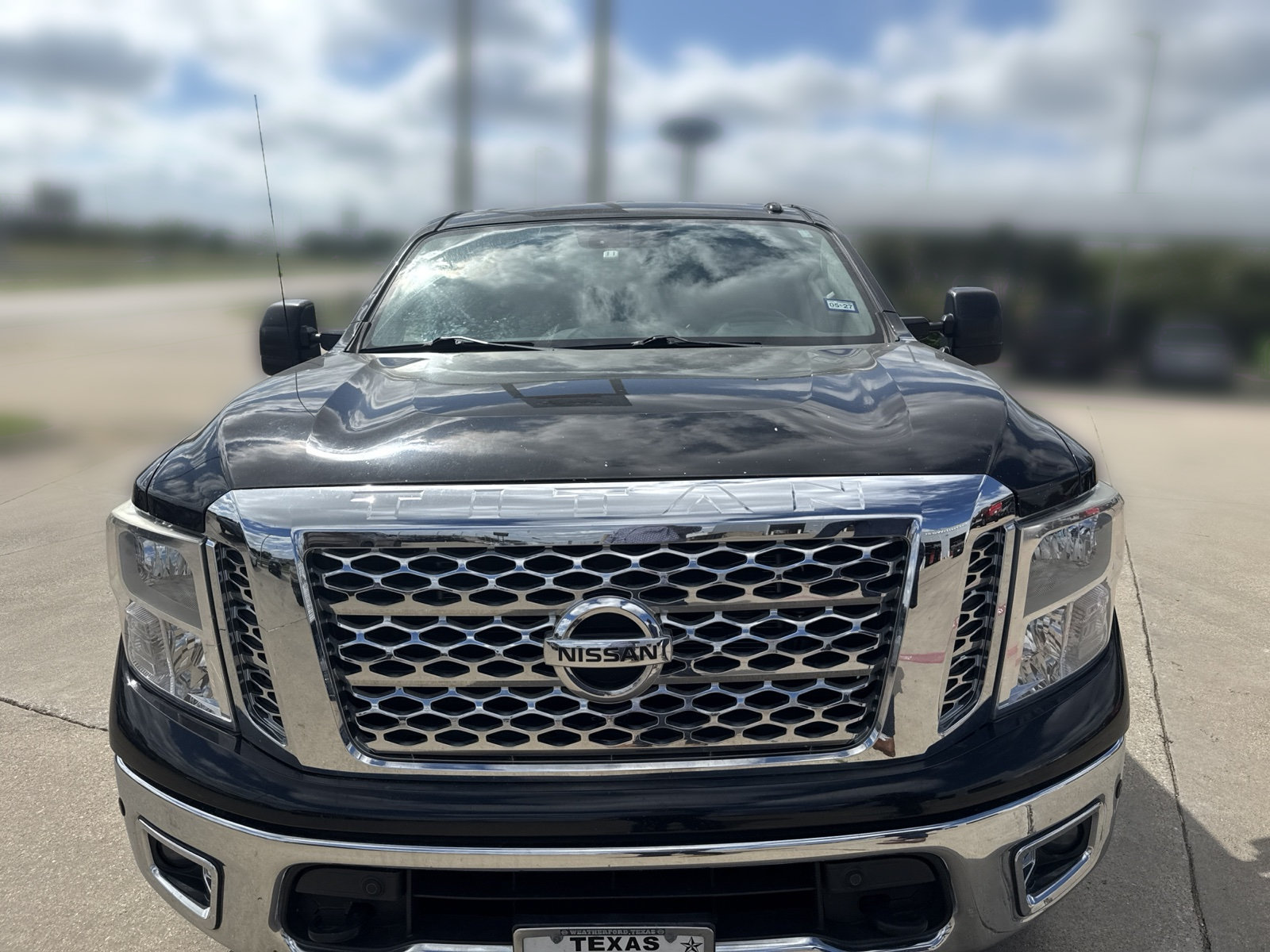 Used 2017 Nissan Titan SV RWD image 2