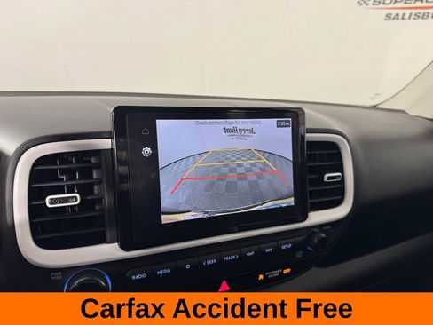 Used 2024 Hyundai Venue Limited image 3