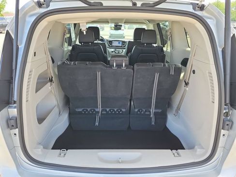 Used 2023 Chrysler Pacifica Touring-L FWD image 26