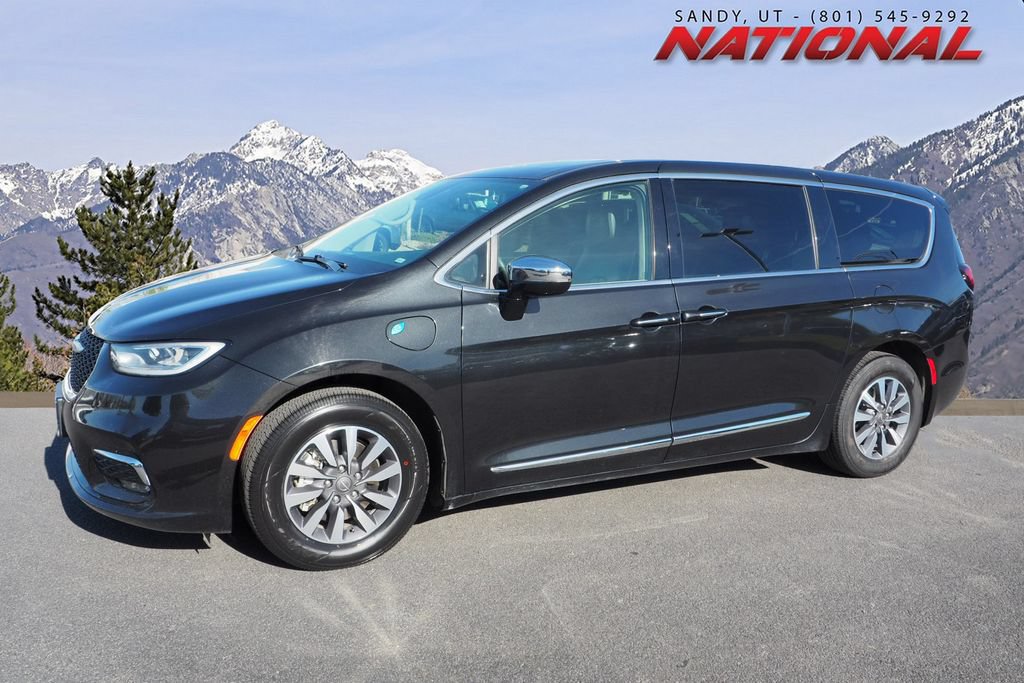 Used 2023 Chrysler Pacifica Limited FWD image 1