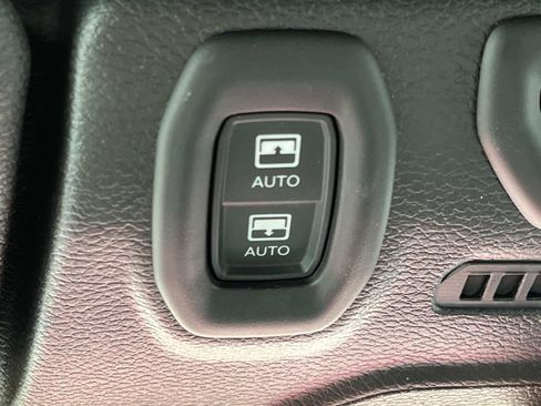 Used 2022 Jeep Wrangler Unlimited Sahara w/ LED Lighting Group AWD/4WD image 33