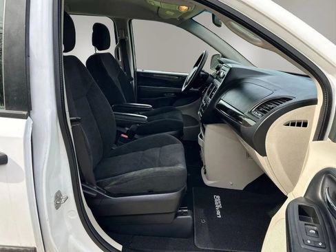Used 2016 Dodge Grand Caravan American Value Package FWD image 19