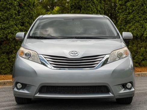 Used 2015 Toyota Sienna XLE w/ XLE Navigation Package FWD image 18