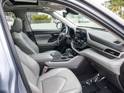 Used 2023 Toyota Highlander XLE FWD image 15