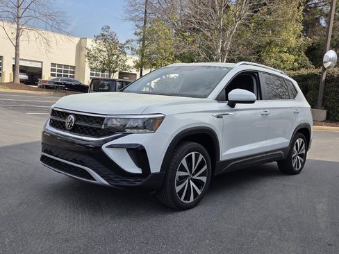Used 2022 Volkswagen Taos SE image 1