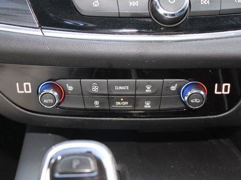Used 2019 Buick Enclave Essence FWD image 21