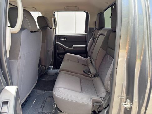 Used 2025 Nissan Frontier SV w/ Tow Package RWD image 34