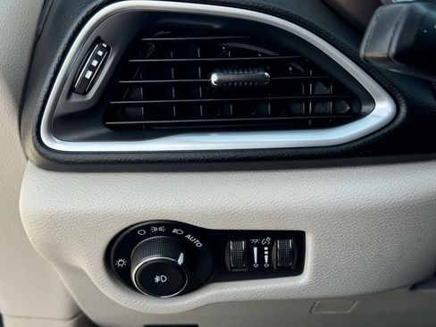 Used 2017 Chrysler Pacifica Touring-L Plus image 22