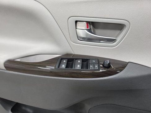 Used 2015 Toyota Sienna XLE w/ XLE Navigation Package AWD/4WD image 28