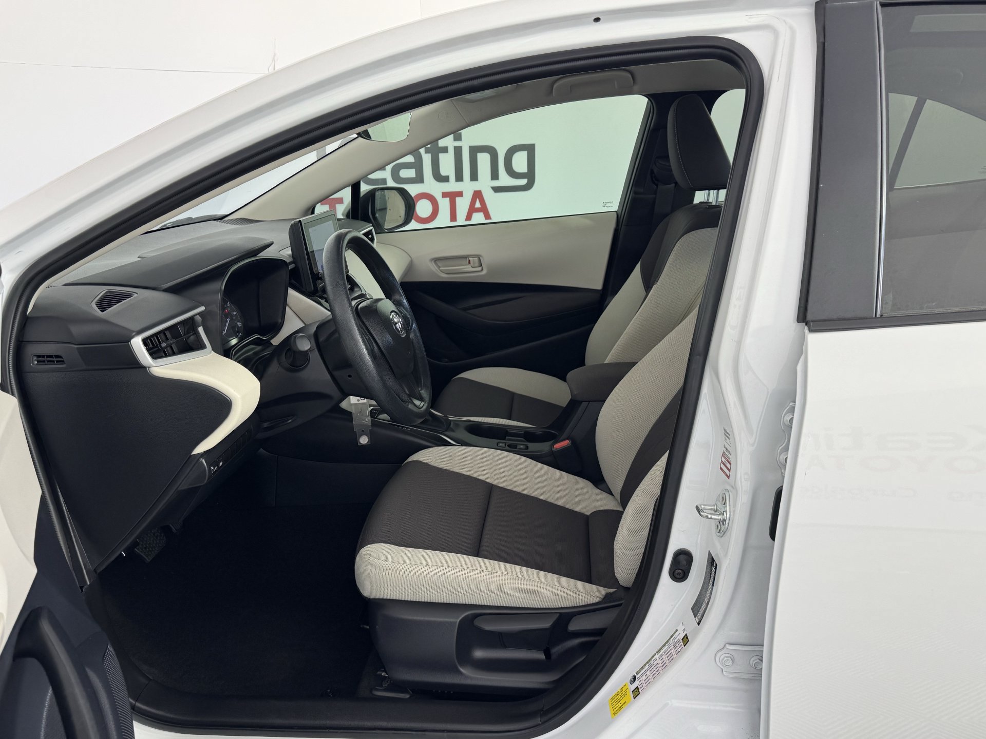 Used 2025 Toyota Corolla LE FWD image 14