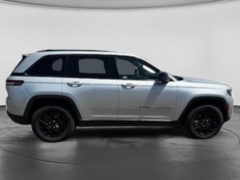 Used 2024 Jeep Grand Cherokee Altitude AWD/4WD image 15