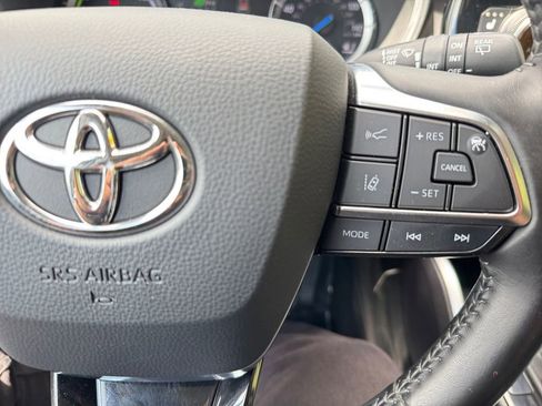 Used 2021 Toyota Highlander XLE AWD/4WD image 16