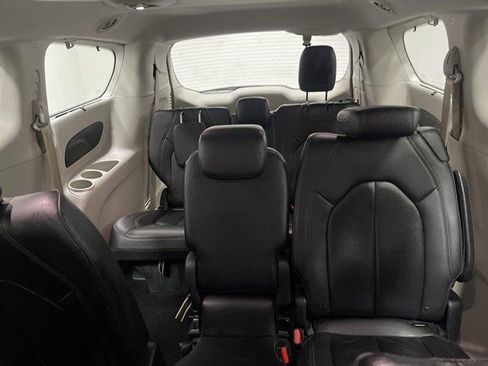 Used 2018 Chrysler Pacifica Touring-L FWD image 17