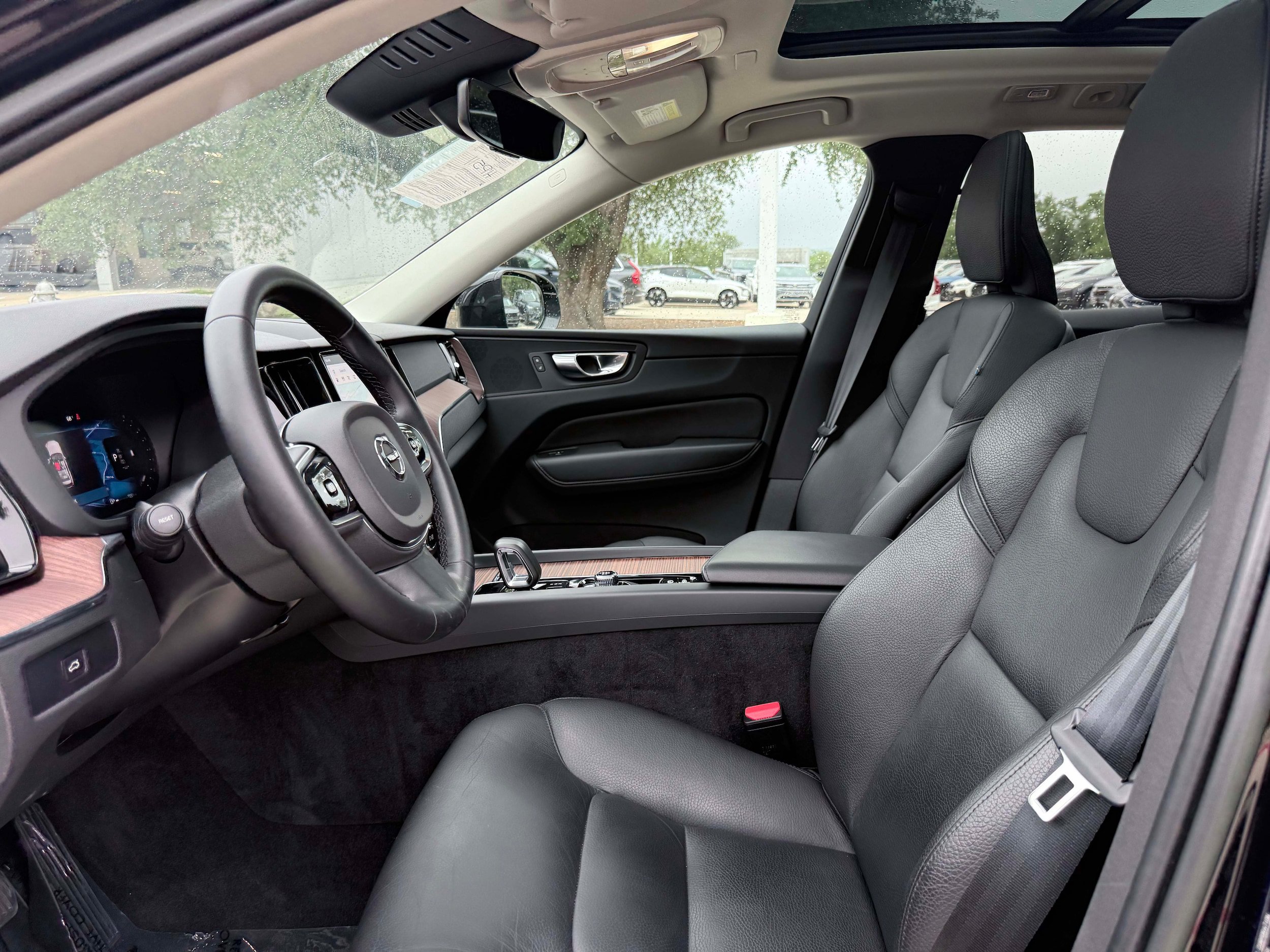 Certified 2023 Volvo XC60 B5 Plus AWD/4WD image 12