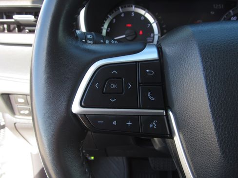 Used 2023 Toyota Highlander L image 26