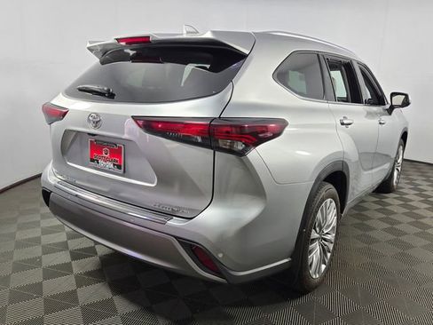 Used 2024 Toyota Highlander Platinum image 10