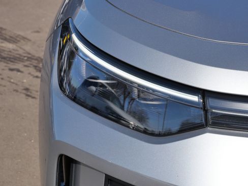 Certified 2025 Volkswagen Tiguan SE image 16