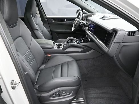 Certified 2026 Porsche Cayenne GTS AWD/4WD image 29