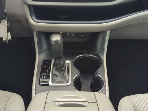 Used 2018 Toyota Highlander LE image 18