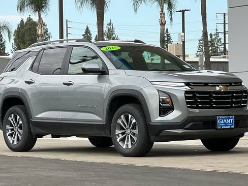 Used 2025 Chevrolet Equinox LT w/ Convenience Package II FWD image 2