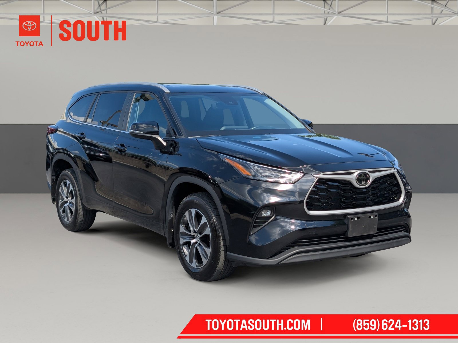 Used 2025 Toyota Highlander XLE AWD/4WD image 2