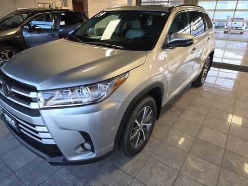 Used 2019 Toyota Highlander XLE image 2