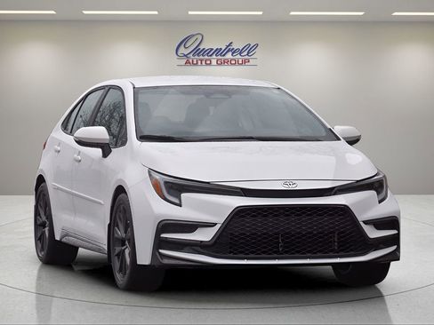 Used 2024 Toyota Corolla SE image 2