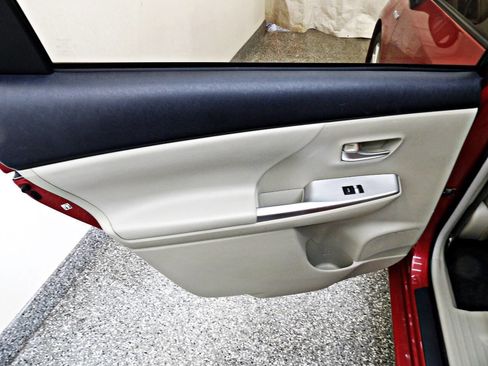 Used 2014 Toyota Prius V Five image 9