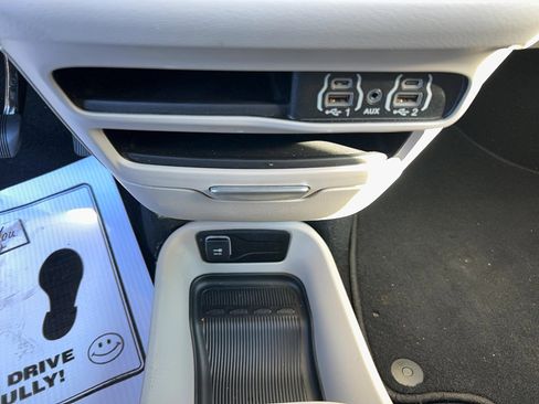 Used 2024 Chrysler Pacifica Touring-L image 20