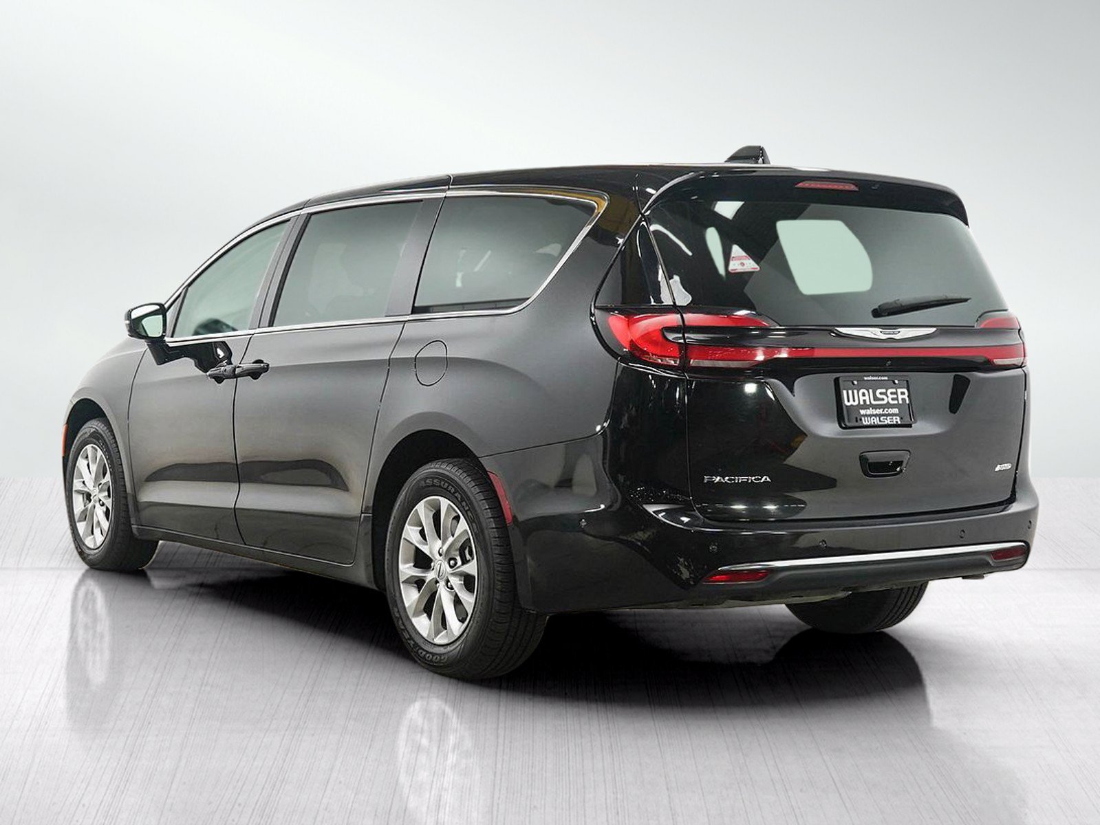 Used 2024 Chrysler Pacifica Touring-L AWD/4WD image 3