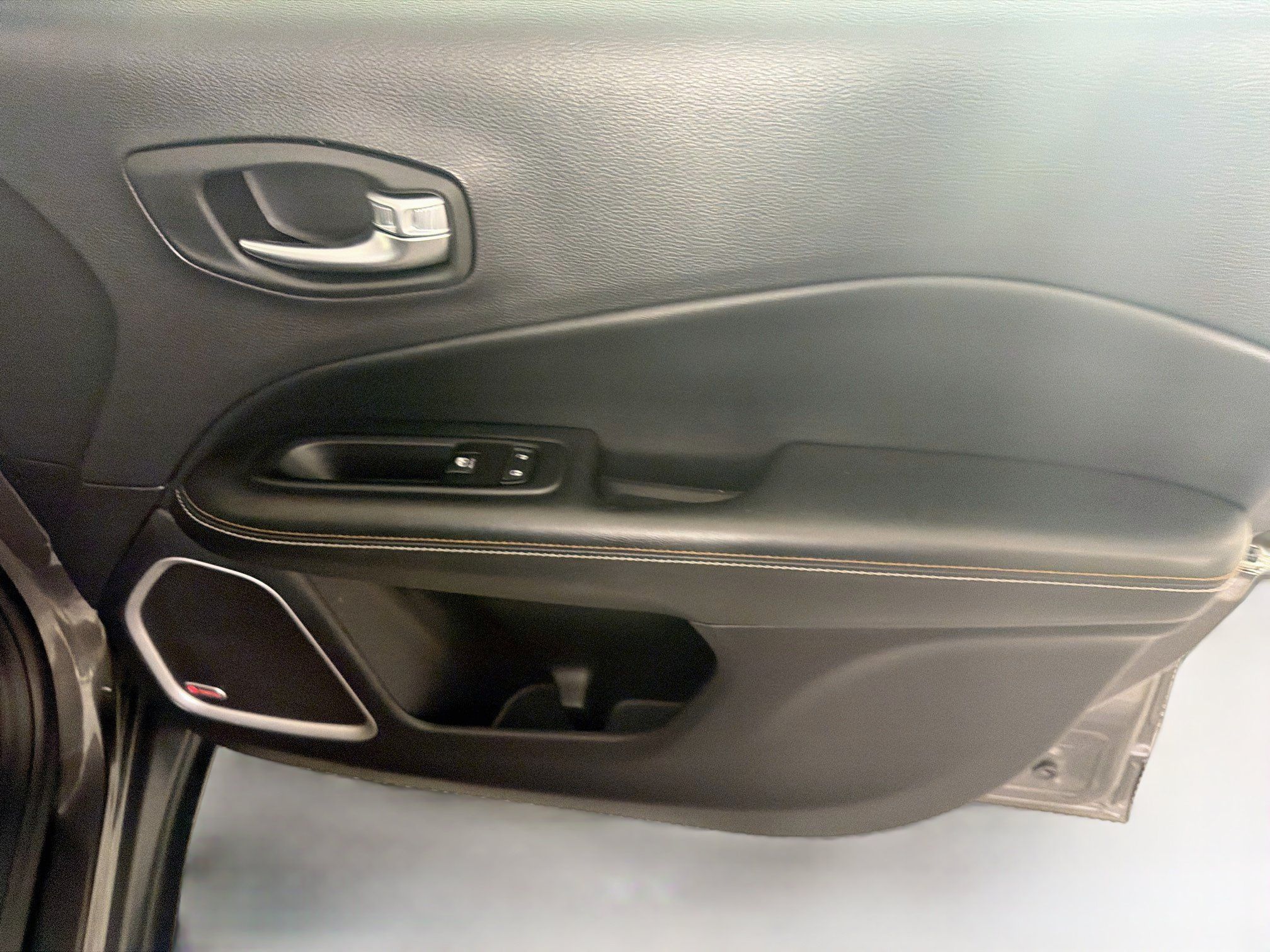 Used 2018 Jeep Compass Latitude w/ Popular Equipment Group FWD image 32