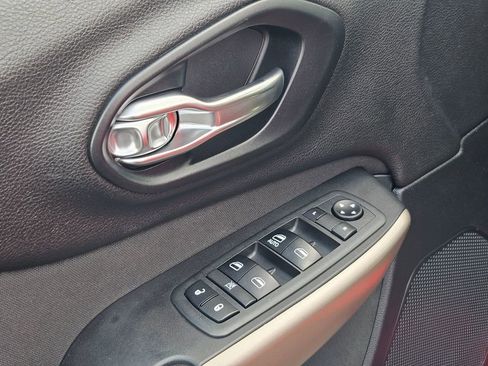 Used 2018 Jeep Cherokee Latitude w/ Altitude Package image 11