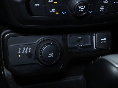 Used 2023 Jeep Renegade Latitude w/ Sun/Sound Group AWD/4WD image 28