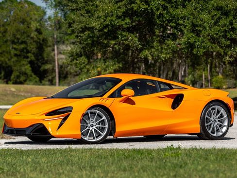 Used 2024 McLaren Artura RWD image 10