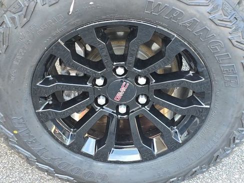 Used 2022 GMC Sierra 1500 AT4X image 13