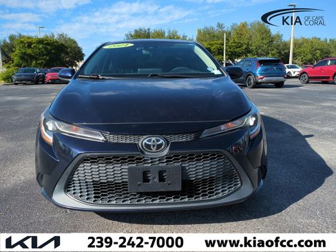 Used 2021 Toyota Corolla LE image 3