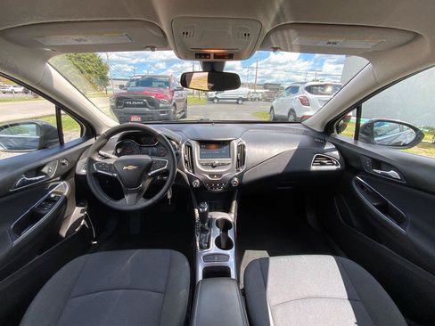 Used 2017 Chevrolet Cruze LT FWD image 31