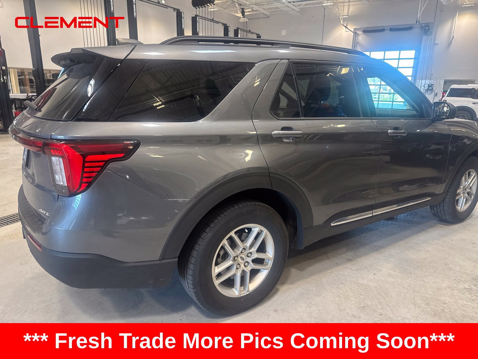 Used 2025 Ford Explorer Active AWD/4WD image 7