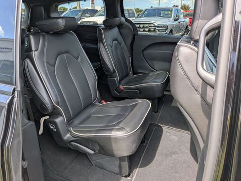 Used 2025 Chrysler Pacifica Limited FWD image 21