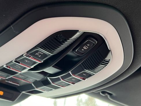 Certified 2025 Porsche Macan image 28