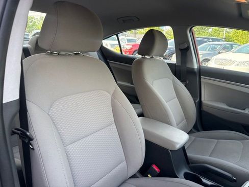 Used 2019 Hyundai Elantra SE FWD image 18