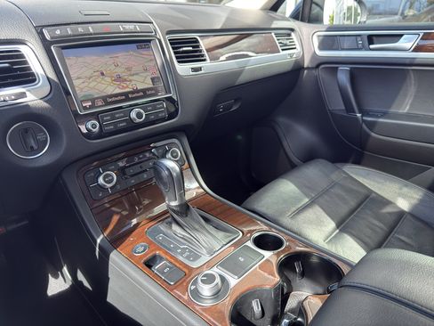 Used 2016 Volkswagen Touareg TDI image 15
