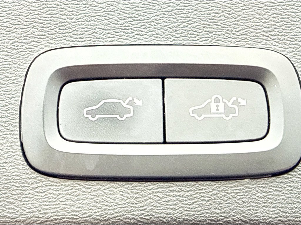 Used 2023 Volvo XC40 B5 Plus AWD/4WD image 13