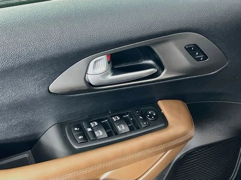 Used 2019 Chrysler Pacifica Limited w/ Tire & Wheel Group FWD image 19