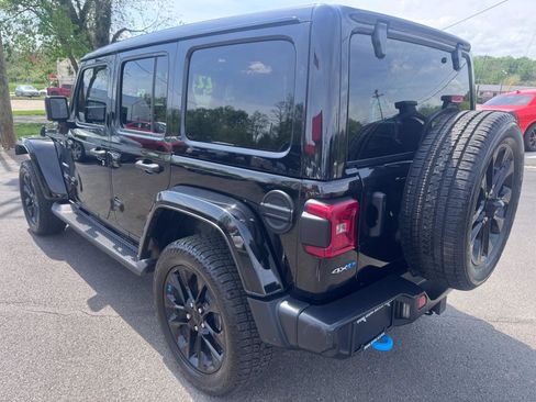 Used 2022 Jeep Wrangler Unlimited Sahara w/ Cold Weather Group AWD/4WD image 5