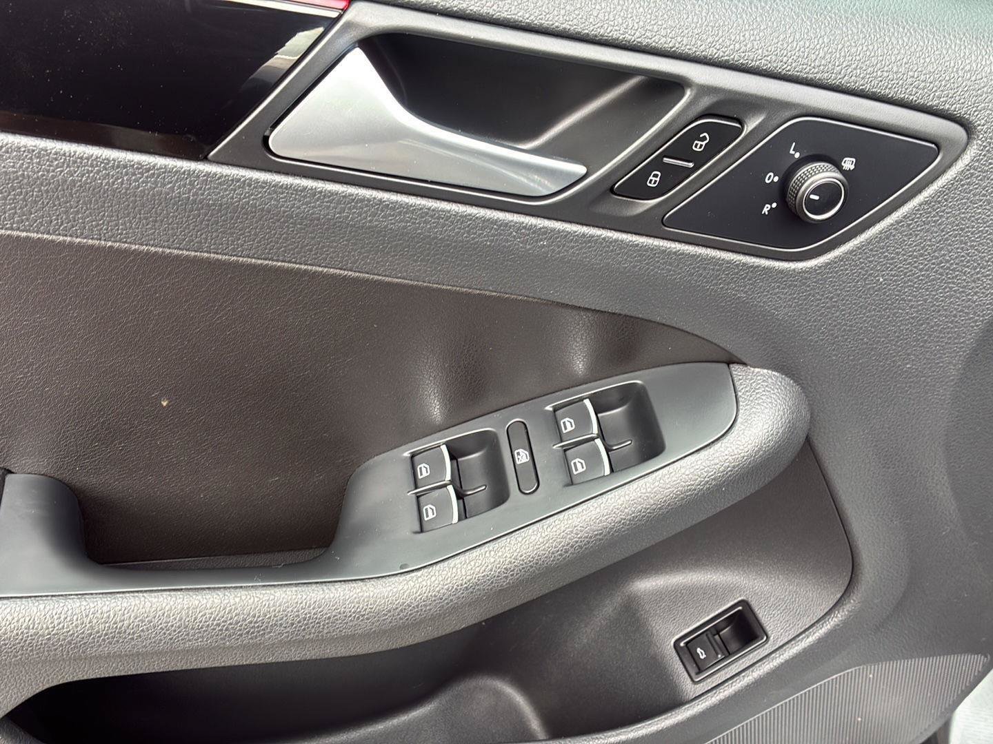Used 2017 Volkswagen Jetta GLI FWD image 23