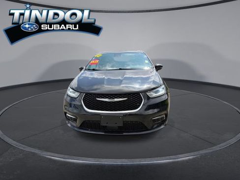 Used 2023 Chrysler Pacifica Touring-L FWD image 3