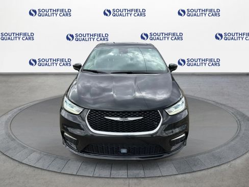 Used 2023 Chrysler Pacifica Touring-L FWD image 9