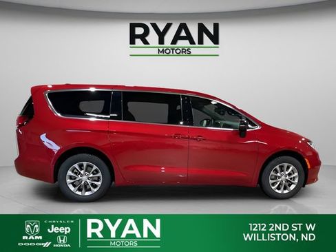 New 2026 Chrysler Pacifica Select AWD/4WD image 10