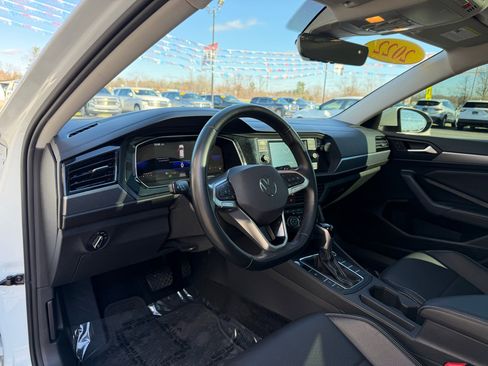 Used 2022 Volkswagen Jetta SE image 12